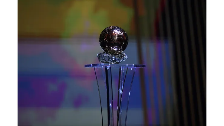 Troféu da Bola de Ouro. (Foto de Aurelien Meunier/Getty Images)
