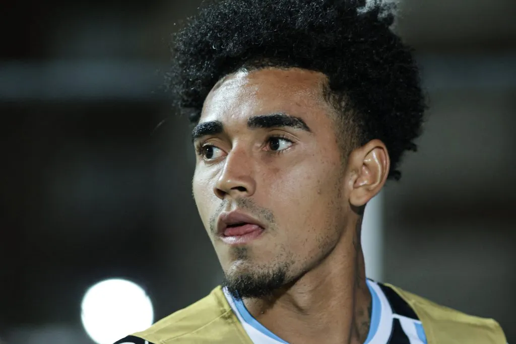 Du Queiroz teve desempenho abaixo do esperado no Grêmio (Foto: Joao Vitor Rezende Borba/AGIF)