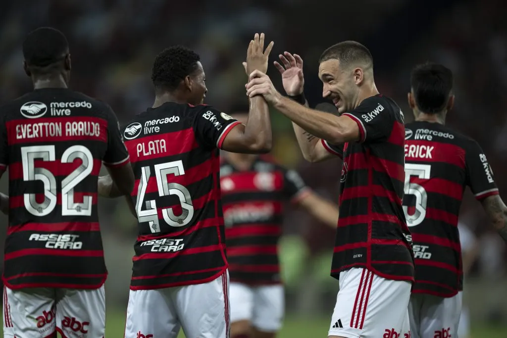 Plata comemora seu gol com Leo Ortiz durante partida contra o Juventude no estadio Maracana pelo campeonato Brasileiro A 2024. Foto: Jorge Rodrigues/AGIF