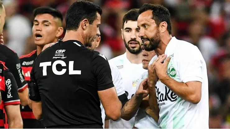 Nenê após levar cartão vermelho de Braulio da Silva Machado em Flamengo X Juventude, pelo Campeonato Brasileiro, no Maracanã. Foto: Celso Pupo
