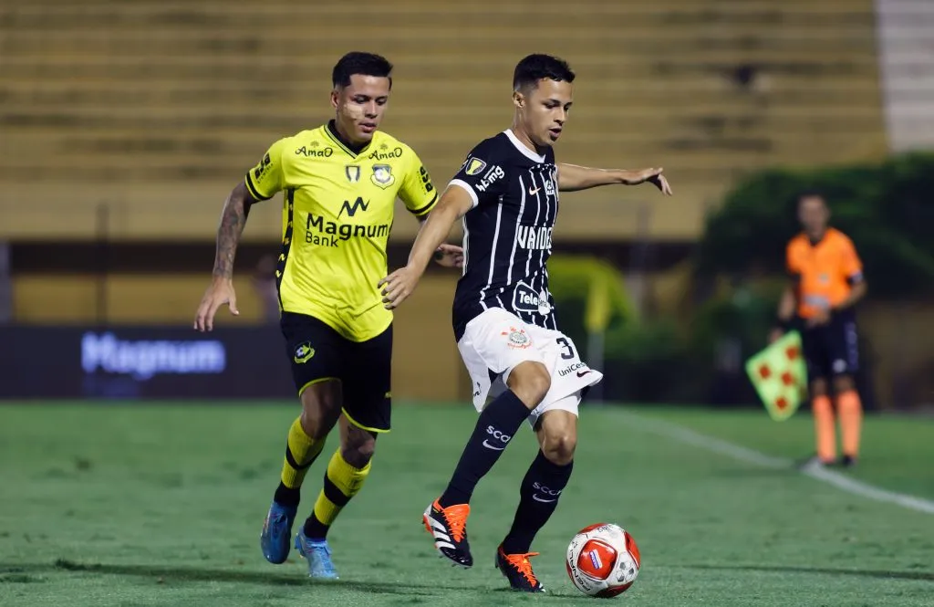 Matheus Araujo, jogador do Corinthians durante partida contra o Sao Bernardo no estadio Primeiro de Maio pelo campeonato Paulista 2024. Foto: Fabio Giannelli/AGIF
