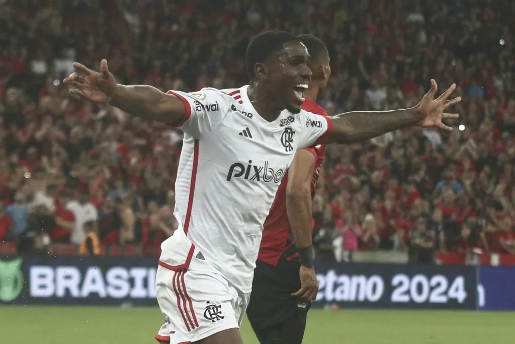 Evertton Araújo teve boa atuação em vitória do Flamengo no Maracanã. Foto: Gabriel Machado/AGIF