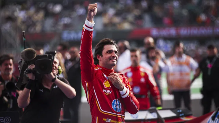 Carlos Sainz comemorando no GP do México