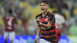 Luiz Araújo aparece treinando após cirurgia no joelho direito
