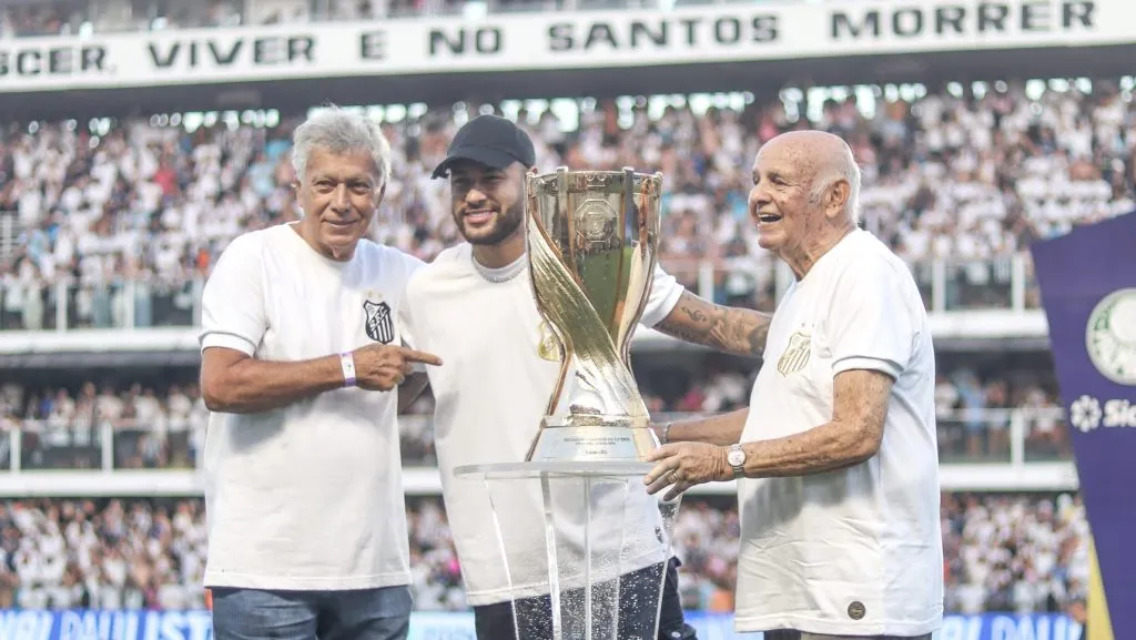 Foto: Reinaldo Campos/AGIF – Ney Júnior ao lado de Pepe e Clodoaldo, ídolos do Peixe, com a taça do Campeonato Paulista 2024.