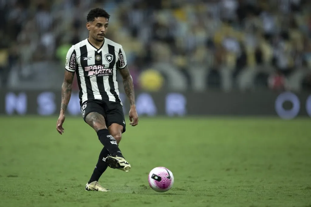 Gregore jogador do Botafogo durante partida contra o Criciuma no estadio Maracana pelo campeonato Brasileiro A 2024. Foto: Jorge Rodrigues/AGIF
