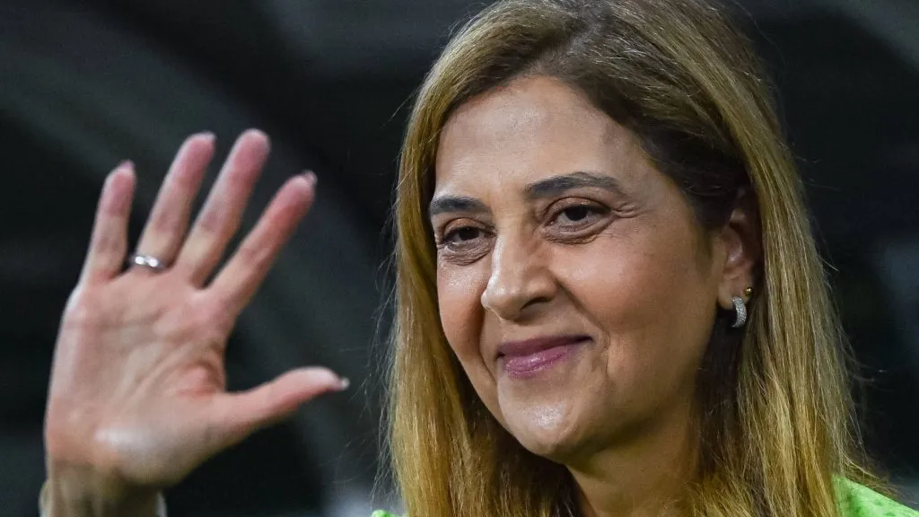 Foto: IMAGO / Sports Press Photo – Leila Pereira, presidente do Palmeiras, deve negociar o camisa 7 com time de Romarinho e Chamusca.
