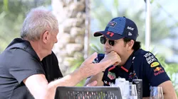 Helmut Marko em conversa com Sergio Pérez