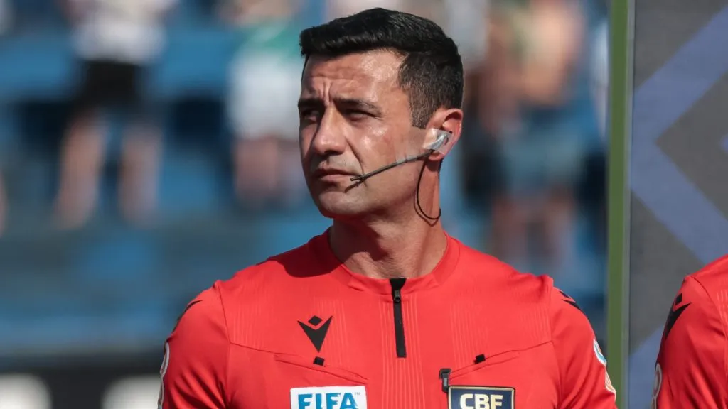 O árbitro Braulio da Silva Machado. Foto: Robson Mafra/AGIF