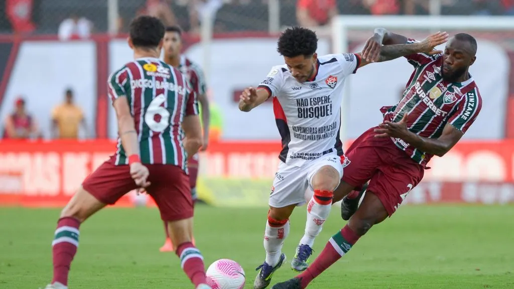 Disputa entre Manoel, Martinelli e Matheuzinho. Foto: Jhony Pinho/AGIF