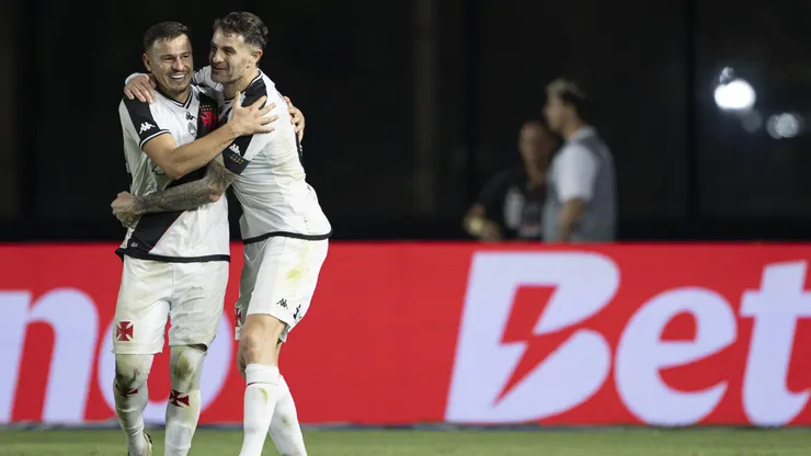 Hugo Moura jogador do Vasco comemora seu gol com Vegetti jogador da sua equipe durante partida contra o Athletico-PR no Estádio São Januário pelo Campeonato Brasileiro A 2024. Foto: Jorge Rodrigues/AGIF