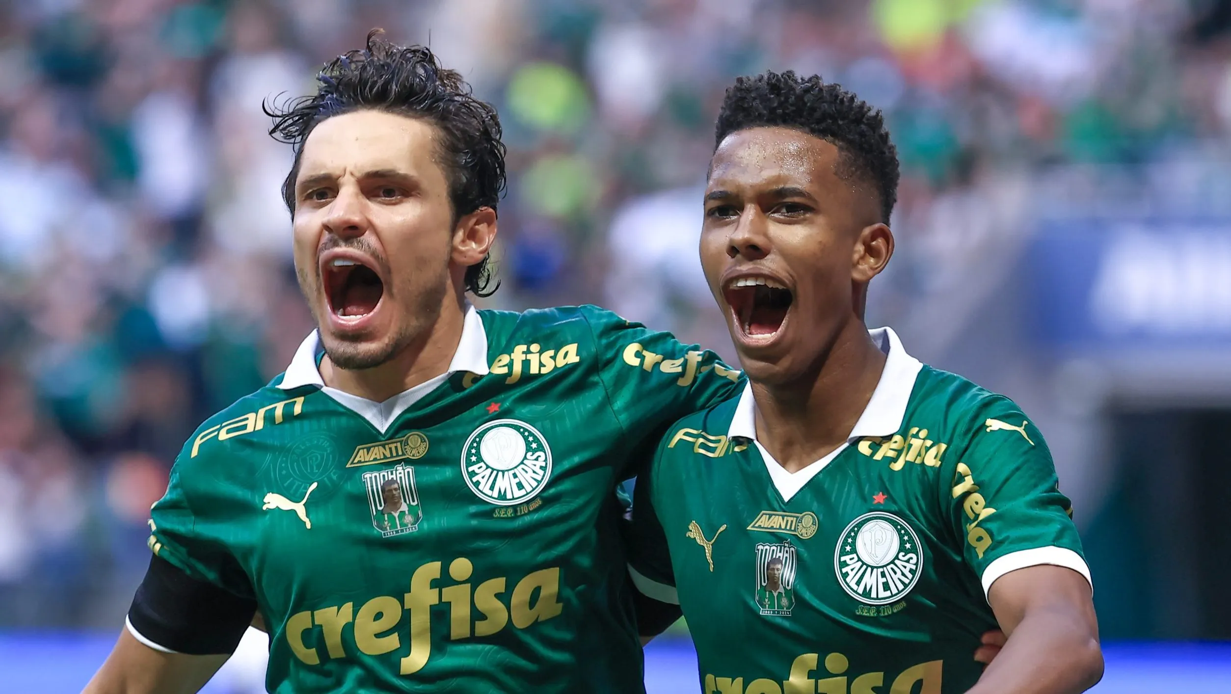Foto: Marcello Zambrana/AGIF – Estevão jogador do Palmeiras comemora seu gol com Raphael Veiga jogador da sua equipe durante partida contra o Fortaleza no estadio Arena Allianz Parque pelo Brasileirão Série A 2024.