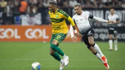 Matheuzinho jogador do Corinthians disputa lance com Derik Lacerda jogador do Cuiabá durante partida na Neo Química Arena pelo Campeonato Brasileiro A 2024. Foto: Anderson Romao/AGIF