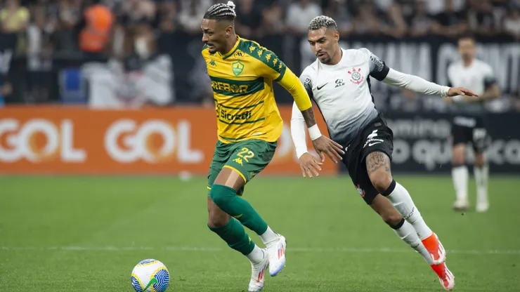 Matheuzinho jogador do Corinthians disputa lance com Derik Lacerda jogador do Cuiabá durante partida na Neo Química Arena pelo Campeonato Brasileiro A 2024. Foto: Anderson Romao/AGIF