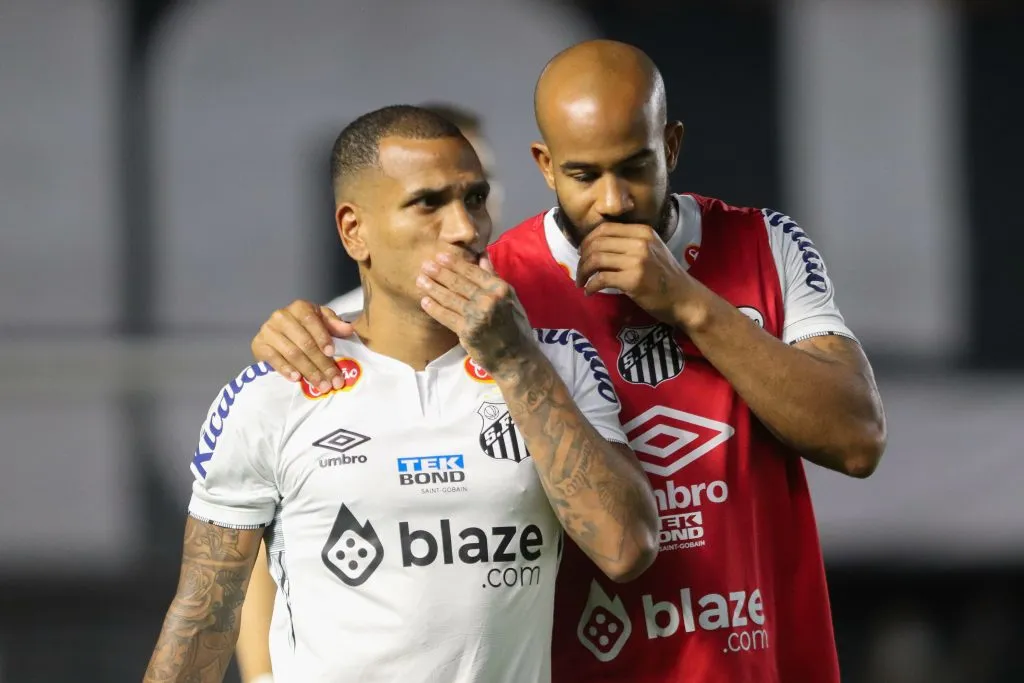 Patrick e Otero, jogadores do Santos antes da partida contra o Ceara no estadio Vila Belmiro pelo campeonato Brasileiro B 2024. Foto: Reinaldo Campos/AGIF