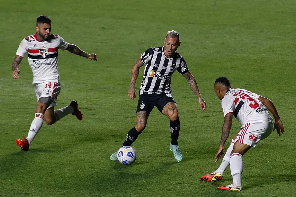 Liziero e Wellington (R) de São Paulo brigam pela bola durante uma partida Atlético Mineiro como parte do Brasileirao 2021 no Morumbi. Miguel Schincariol/Getty Images