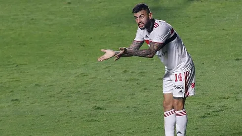 Liziero, do São Paulo faz gestos durante uma partida contra o Atletico Mineiro como parte do Brasileirao 2021 no Estádio Morumbi