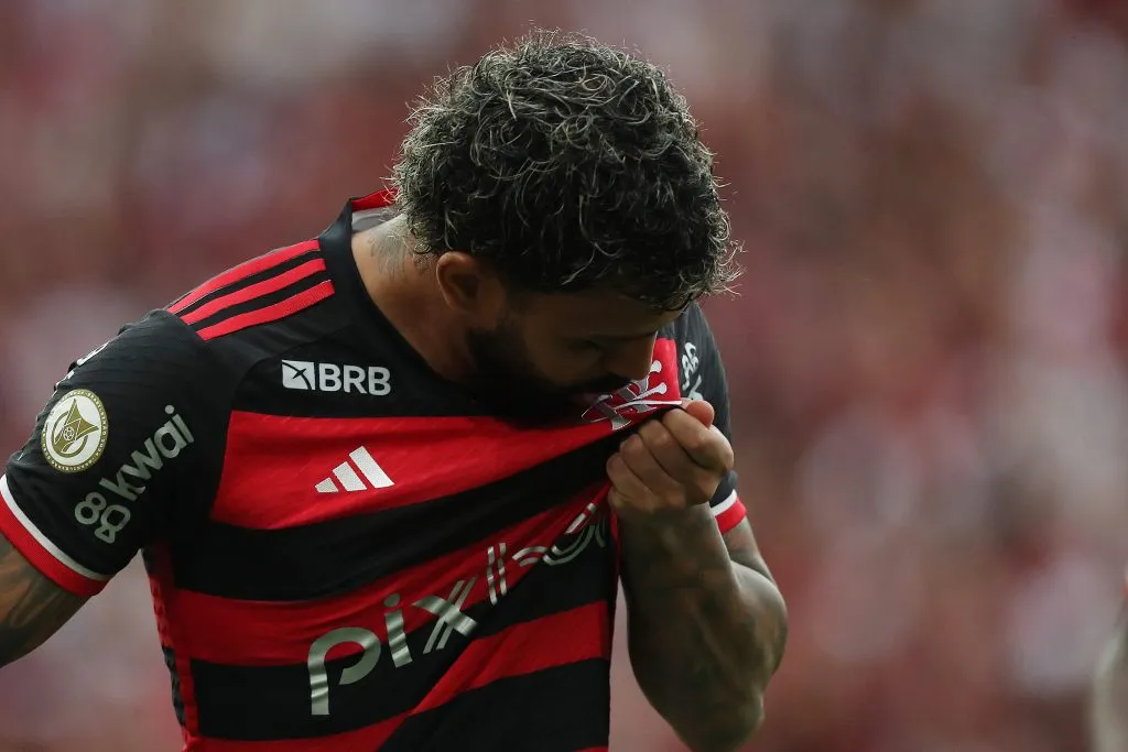 Gabigol comemora seu gol na vitória contra o Juventude e recebeu apoio de Filipe Luís – Foto: Wagner Meier/Getty Images
