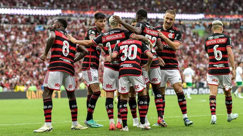 Elenco do Flamengo comemorando tento na vitória sobre o Juventude em jogo animado no Maracanã
