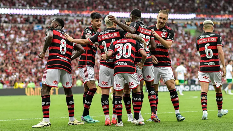 Elenco do Flamengo comemorando tento na vitória sobre o Juventude em jogo animado no Maracanã
