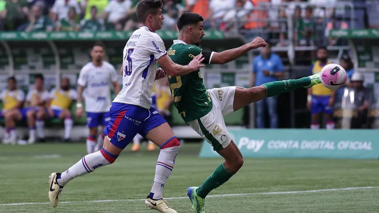 Flaco López jogador do Palmeiras disputa lance com Kuscevic jogador do Fortaleza durante partida no Allianz Parque pelo Campeonato Brasileiro A 2024. Foto: Ettore Chiereguini/AGIF