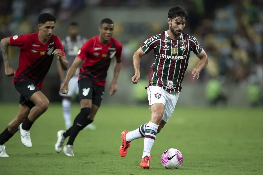 Martinelli, volante do Fluminense, domina a bola na partida contra o Athletico-PR no estadio Maracana pelo campeonato Brasileiro A 2024. Foto: Jorge Rodrigues/AGIF