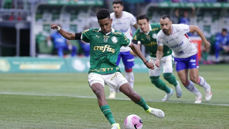 Estêvão jogador do Palmeiras cobra pênalti durante partida contra o Fortaleza no Allianz Parque pelo Campeonato Brasileiro A 2024. Foto: Ettore Chiereguini/AGIF