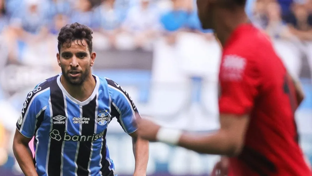 Foto: Maxi Franzoi/AGIF – Pepê e Villasant completaram a vitória gremista contra o Atlético-GO.