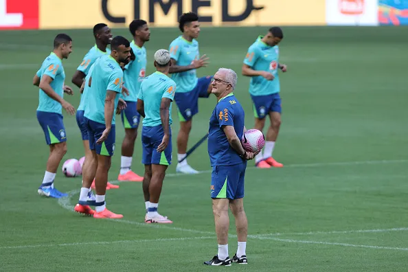 Técnico, Dorival Junior analisa treinos da Seleção no Mané Garrincha antes do duelo contra o Peru Foto: Wagner Meier/Getty Images