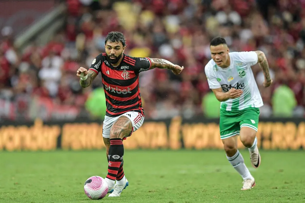 Gabigol durante partida contra o Juventude.