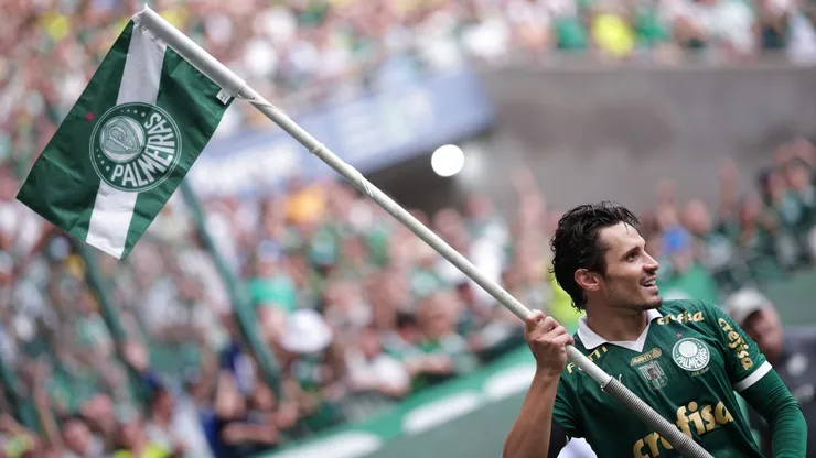 Raphael Veiga jogador do Palmeiras comemora seu gol durante partida contra o Fortaleza no Allianz Parque pelo Campeonato Brasileiro A 2024. Foto: Ettore Chiereguini/AGIF