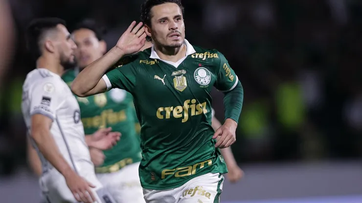 Raphael Veiga marcou o centésimo gol dele com a camisa do Palmeiras. Foto: Ettore Chiereguini/AGIF