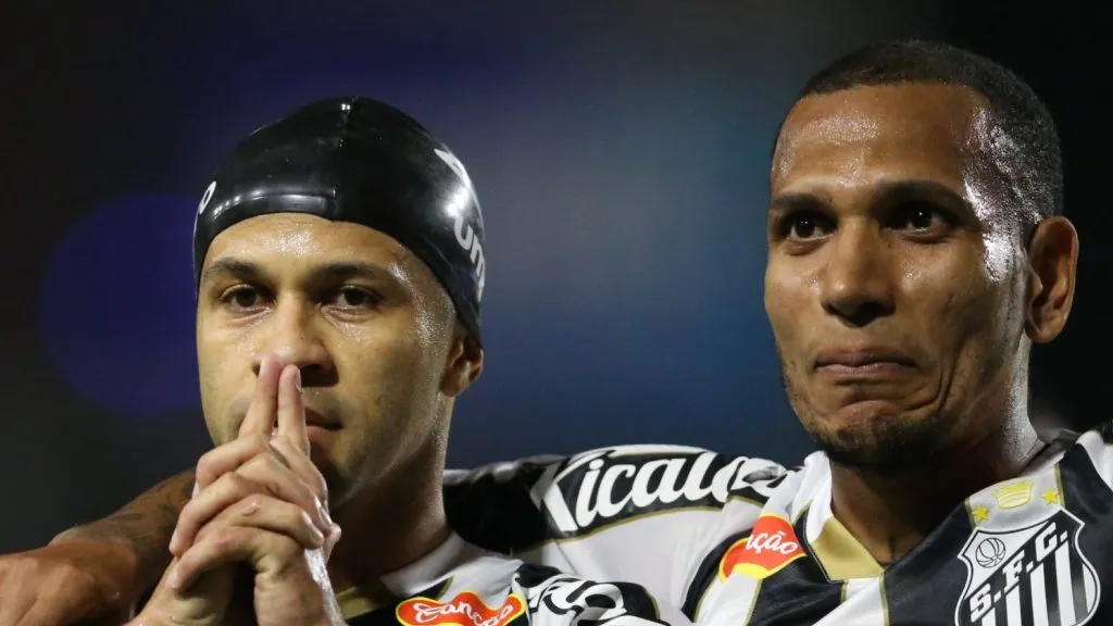 Foto: Marlon Costa/AGIF – Serginho comemora gol pelo Santos com Otero. Meia segue no time titular na ausência de Giuliano.