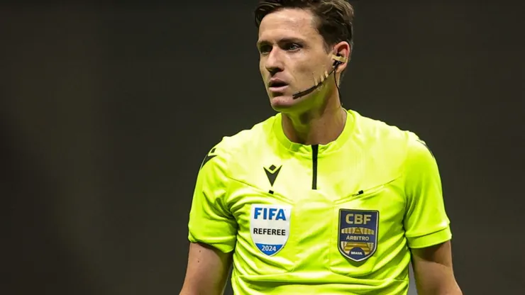 Árbitro Ramon Abatti Abel. Foto: Gilson Lobo/AGIF