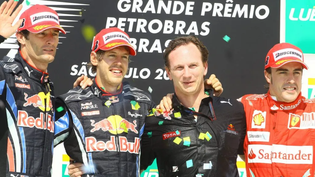 Mark Webber, Vettel, Horner e Fernando Alonso no pódio do GP do Brasil em 2010 (IMAGO / Crash Media Group)