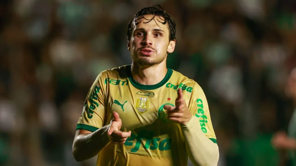 Raphael Veiga comemorando. Foto: Luiz Erbes/AGIF