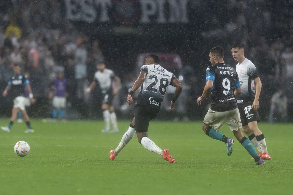 Alex Santana, volante do Corinthians durante partida contra o Racing no Arena Corinthians pela Copa Sul-Americana 2024. Foto: Anderson Romao/AGIF