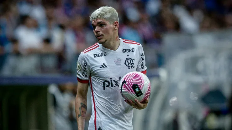Ayrton Lucas perdeu espaço no Flamengo. Jhony Pinho/AGIF.