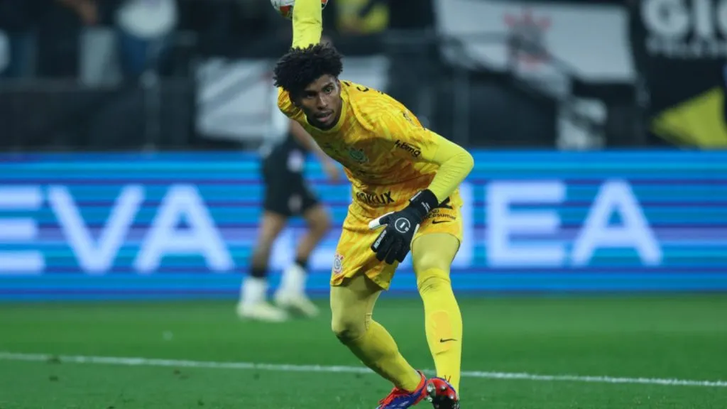 Hugo Souza em jogo pelo Corinthians.