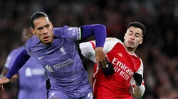 Virgil Van Dijk pressiona Gabriel Martinelli em partida da Premier League entre Arsenal e Liverpool. (Photo by Shaun Botterill/Getty Images)