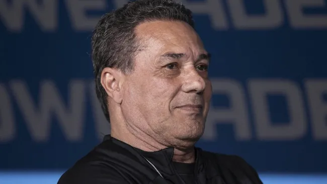 Vanderlei Luxemburgo dando risada com roupa preta no banco - Foto: IMAGO