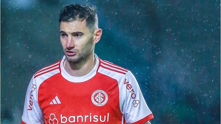 Alario em campo pelo Inter