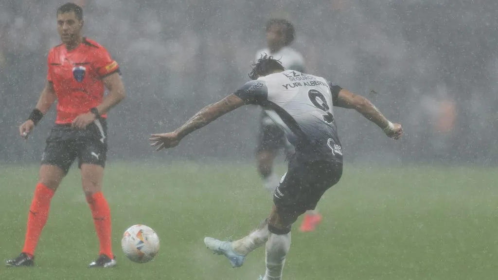 Yuri Alberto marcou um gol de fora da área - Foto: Anderson Romão/AGIF.