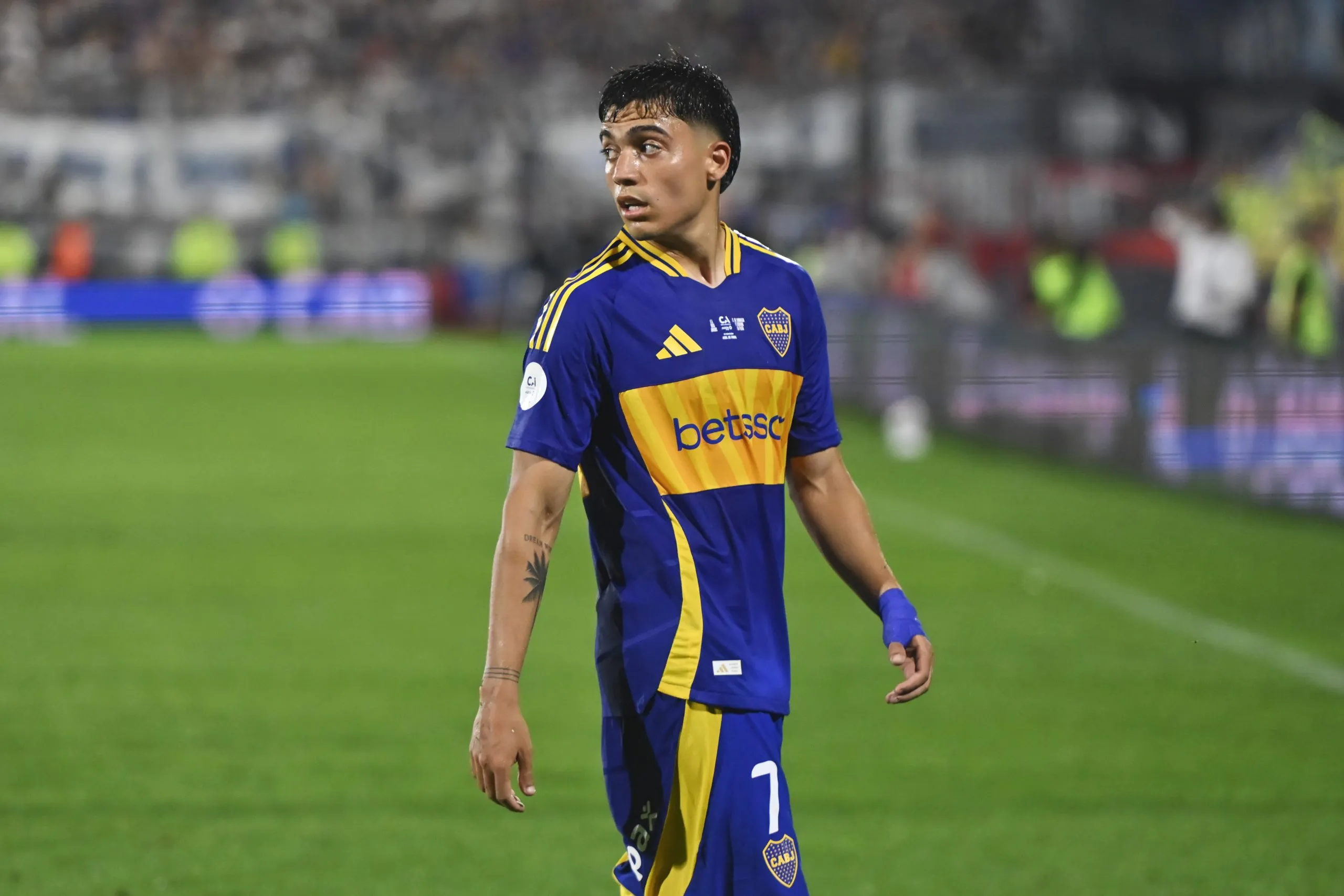 Foto: Luciano Bisbal/Getty Images – Zeballos, atacante do Boca Juniors