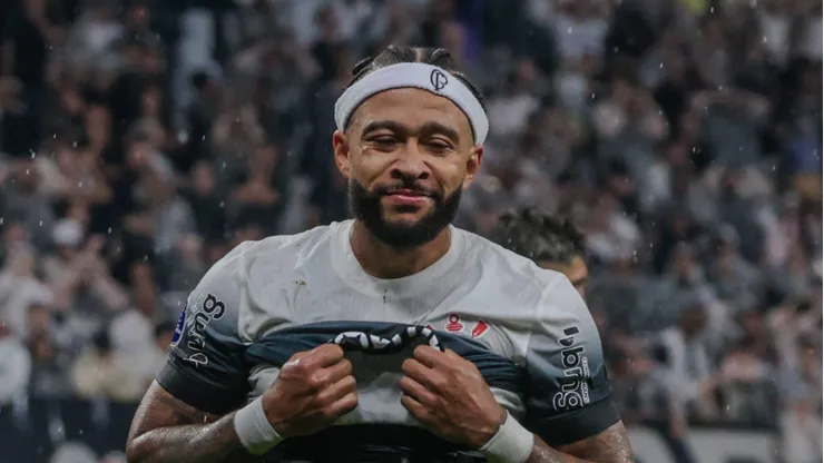 Depay lamentando gol perdido na reta final da partida.