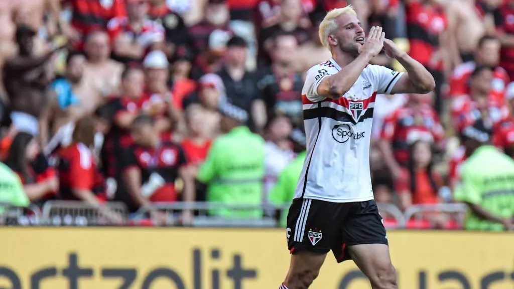 Calleri comemora gol contra o Flamengo na Copa do Brasil. Foto: Thiago Ribeiro/AGIF