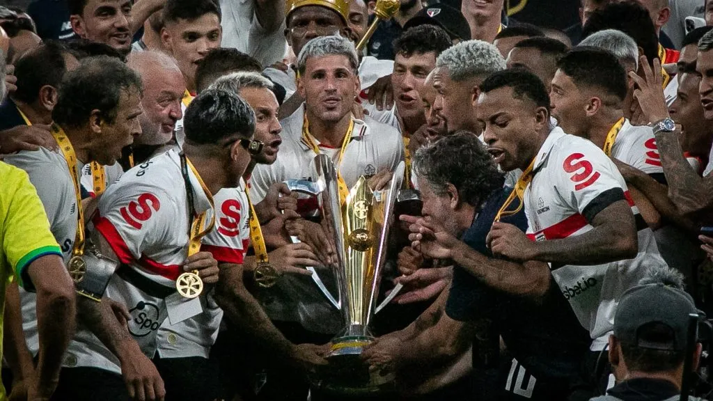 Calleri comemora Supercopa com o São Paulo. Foto: Fernando Moreno/AGIF