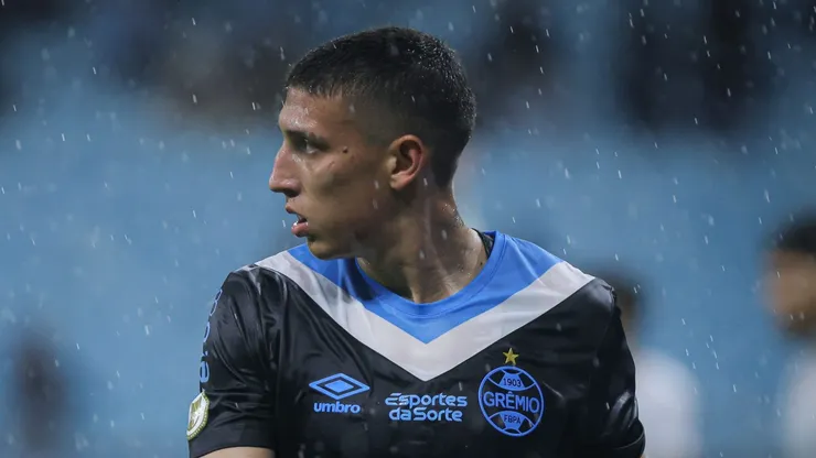 Miguel Monsalve, meia do Grêmio, lamenta durante partida contra o Criciúma no estádio Arena do Grêmio pelo Brasileirão Série A