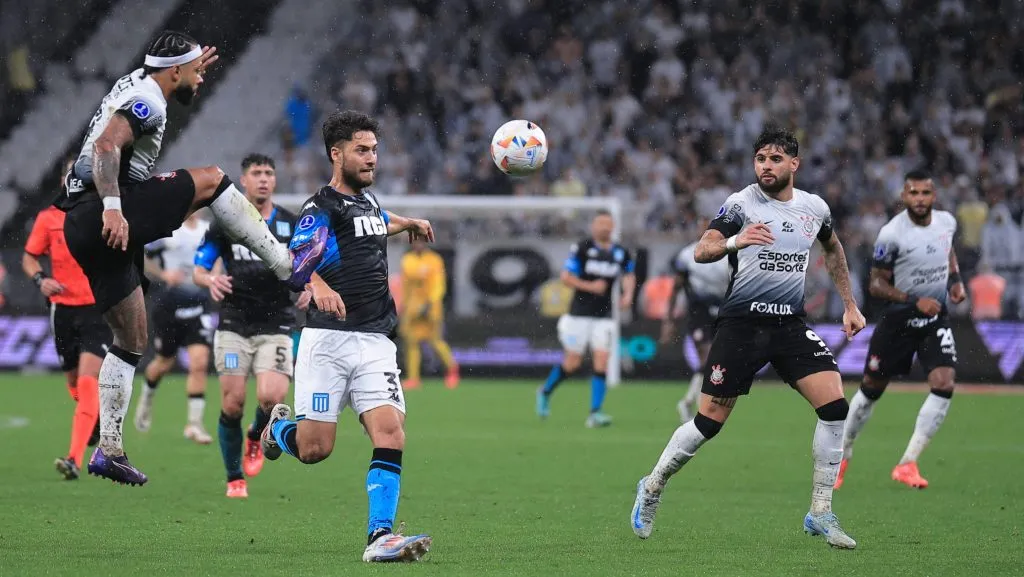 Foto: Ettore Chiereguini/AGIF – Memphis Depay jogador do Corinthians disputa lance com Di Cesare jogador do Racing durante partida no estadio Arena Corinthians pela Copa Sul-Americana