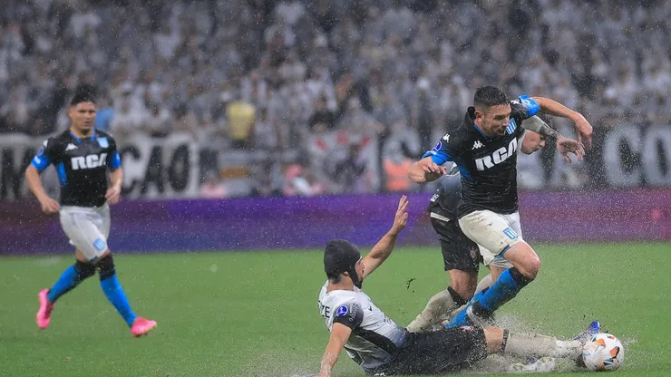 SP - SAO PAULO - 24/10/2024 - COPA SUL-AMERICANA 2024, CORINTHIANS X RACING - Ramalho jogador do Corinthians disputa lance com jogador do Racing durante partida no estadio Arena Corinthians pelo campeonato Copa Sul-Americana 2024. Foto: Ettore Chiereguini/AGIF